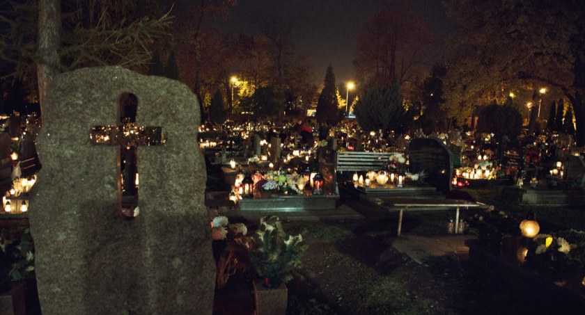 Rozświetlony legnicki cmentarz w Dzień Wszystkich Świętych