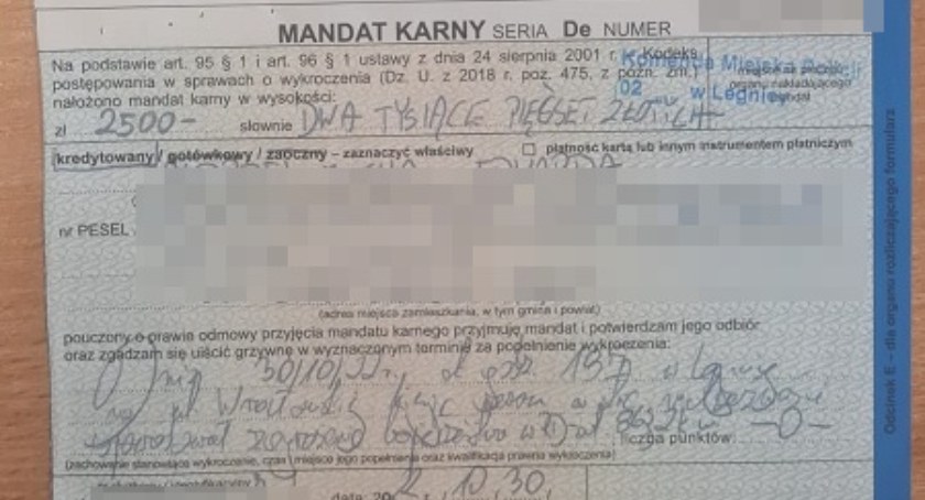 Nietrzeźwy rowerzysta wjechał w samochód