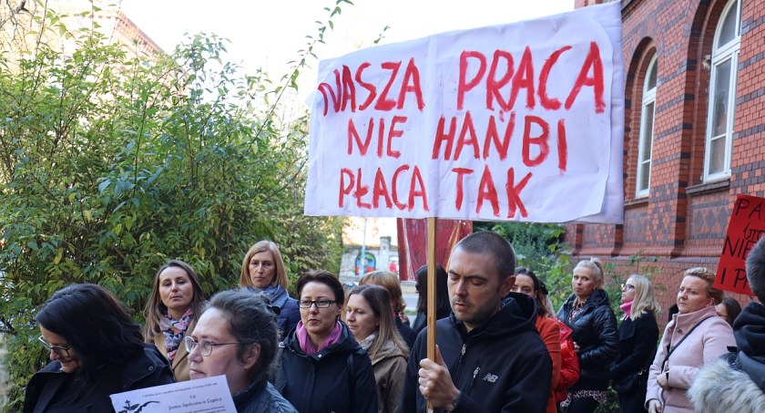Strajk ostrzegawczy pracowników pomocy społecznej w Legnicy