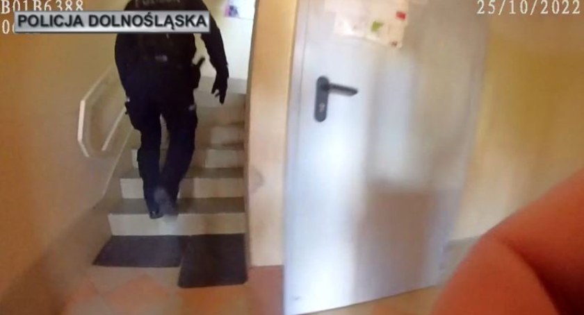 Ranił nożem sąsiada i próbował skoczyć z dziewiątego piętra