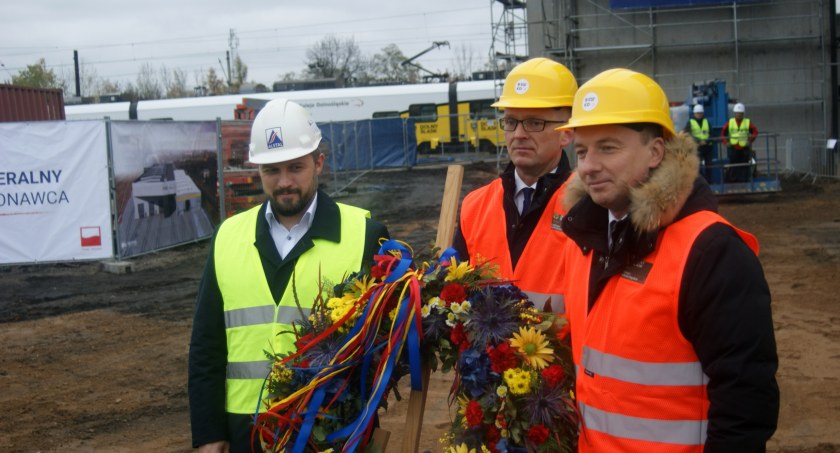 Na budowie nowej hali dla Kolei Dolnośląskich zawisła wiecha