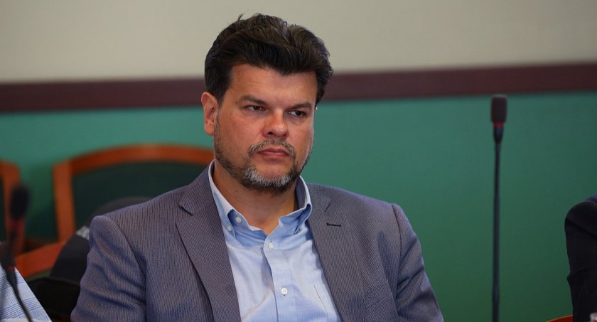 Radny wskazuje, jak usprawnić ruch na osiedlu Sienkiewicza