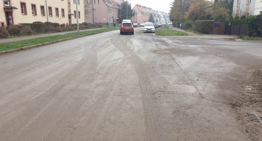 Po interwencji radnego uprzątnięto błoto z drogi