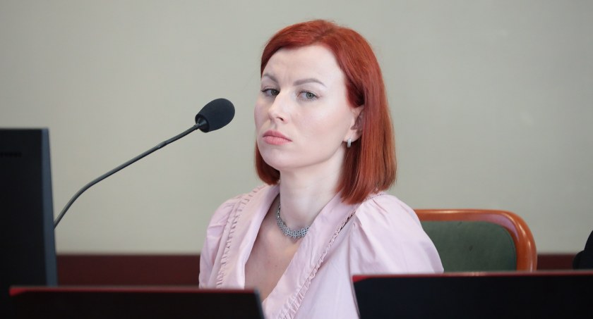 PiS się zbiesił prezydentowi. Sesja będzie, ale o 5 dni później niż chciał