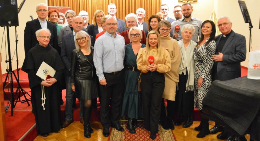 Radio Plus Legnica sprezentowało sobie książkę na urodziny