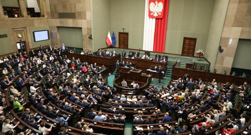 Według sondaży, PiS straci mandat w Legnicy na rzecz KO