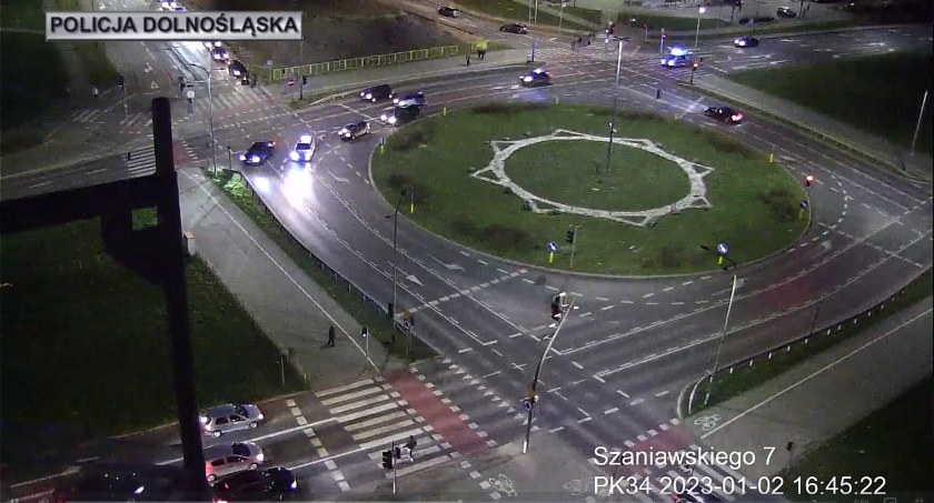Policjanci eskortowali rannego chłopca do szpitala. FILM