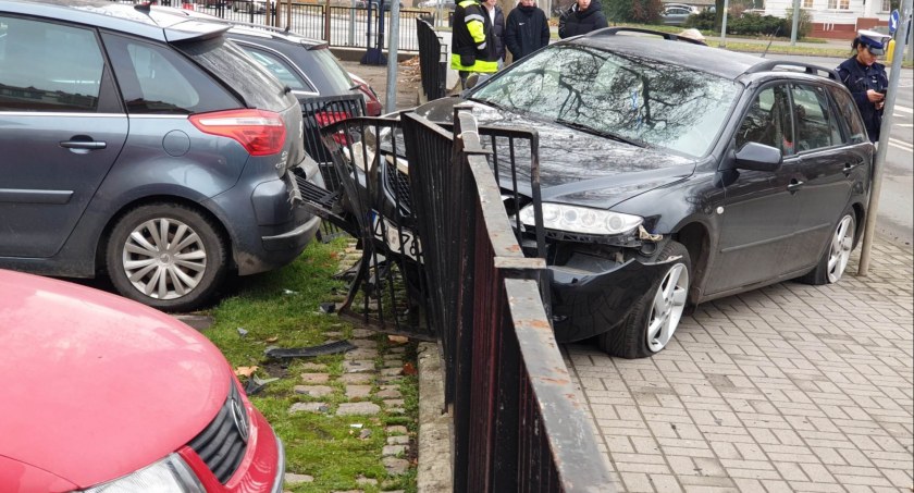 Było groźnie, ale ucierpiał tylko płot i trzy auta
