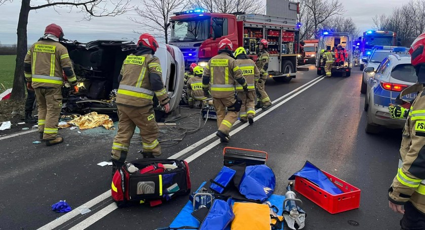 Mercedes roztrzaskał się na drzewie za Lipcami