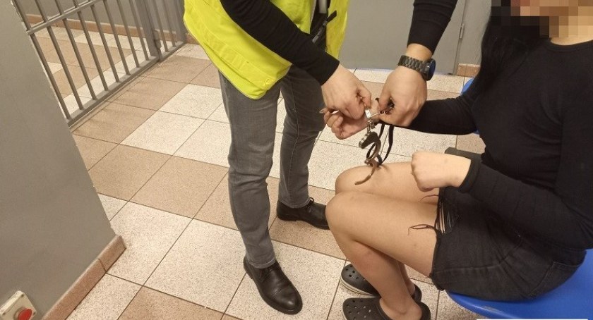 19-latka próbowała wręczyć policjantom łapówkę