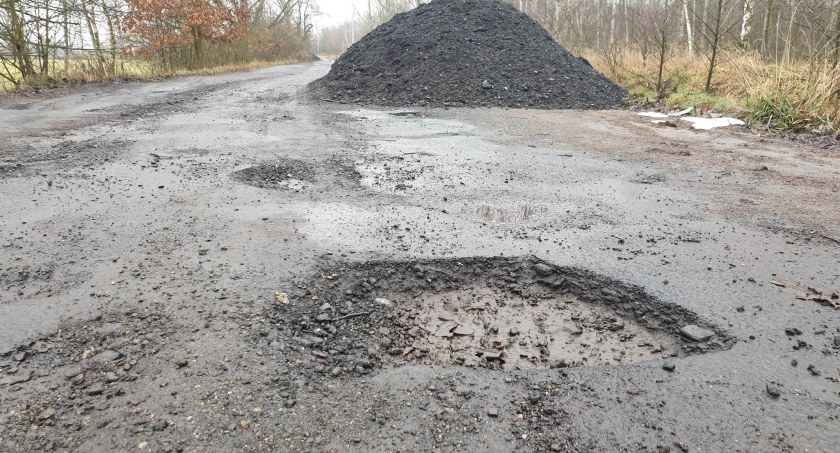 Dziurawe drogi na obrzeżach Legnicy (neverending story)