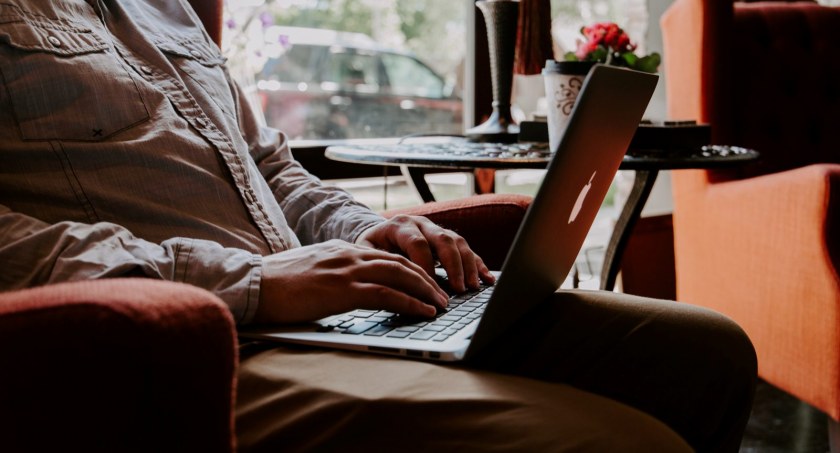 Oszustwa internetowe — sprawdź metody działania i nie daj się nabrać