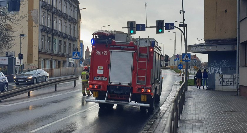Wiatr uszkodził sygnalizację świetlną. Ulica zamknięta