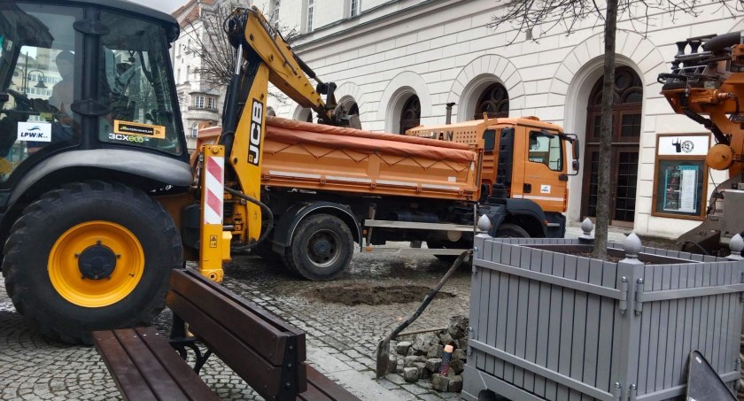 Pękła rura pod Rynkiem, pogotowie wodociągowe usuwa awarię