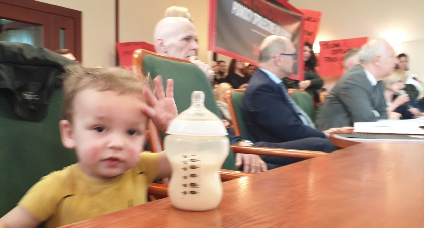 Strajk w MOPS i DPS. Sesja odroczona do środy