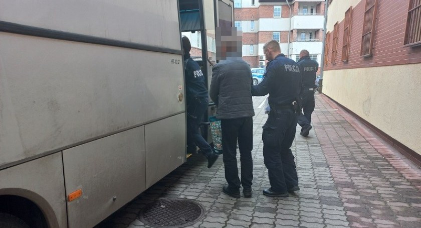 Z siekierą w ręku dobijał się do sąsiadów