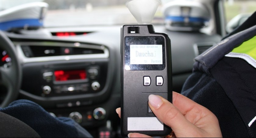 Nie był w stanie podać swoich danych, ale prowadził auto