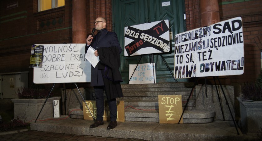 Sędziowie i prokuratorzy solidarni z sędzią atakowaną przez Ziobrę