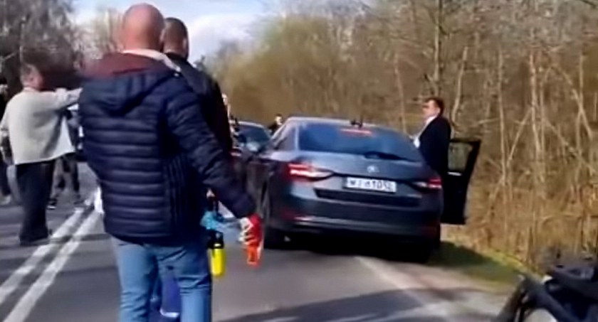 Stonoga przyjechał pod Chojnów uwolnić pracowników żwirowni