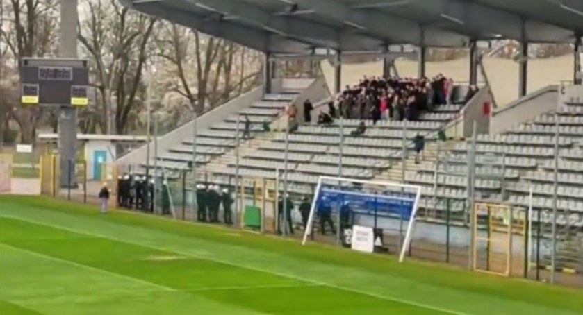 Policja kazała licealistom udawać stadionowych chuliganów