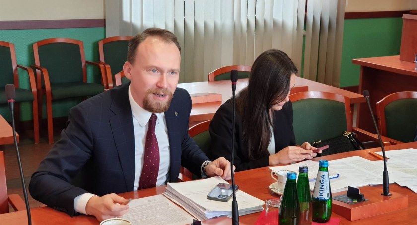 Pat wokół teatru. Prezydent ryzykuje odpowiedzialność karną i finansową