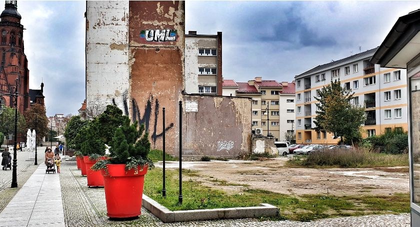 Centrum Legnicy wciąż szpeci dziura po skarbówce 