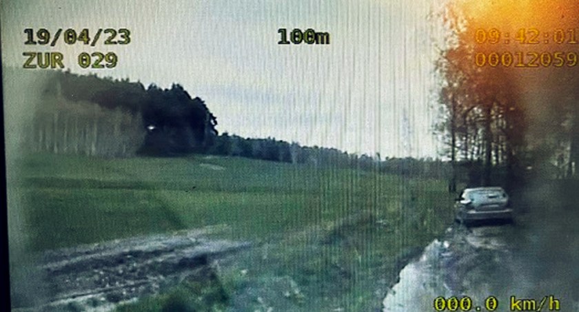Policyjny pościg - kierowca ugrzązł w błocie 
