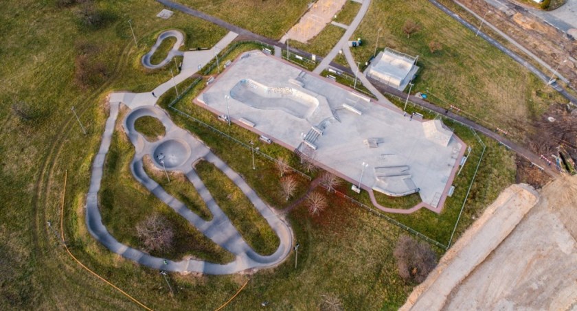Czy do atrakcji skateparku dołączą hałas i spaliny?