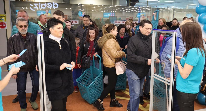 Tłumy na otwarciu sieci sklepów DEALZ w Legnicy