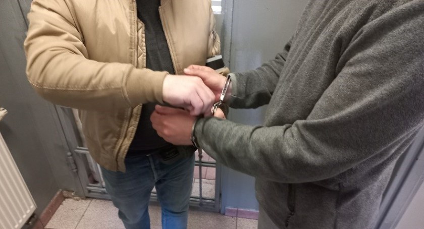 Bezdomny aresztowany. Znieważał strażaków