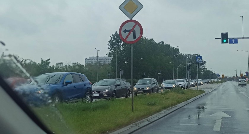 Kolizja przy wiadukcie. Auta utknęły w gigantycznym korku