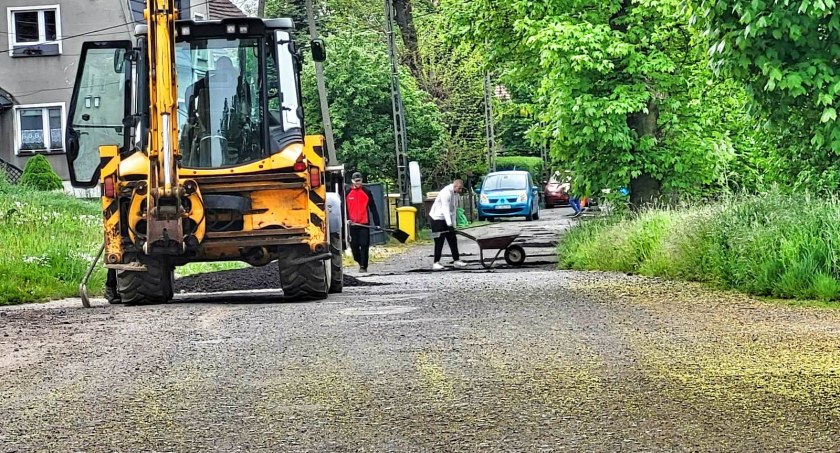 Zdesperowani mieszkańcy Legnicy sami naprawiają miejskie drogi