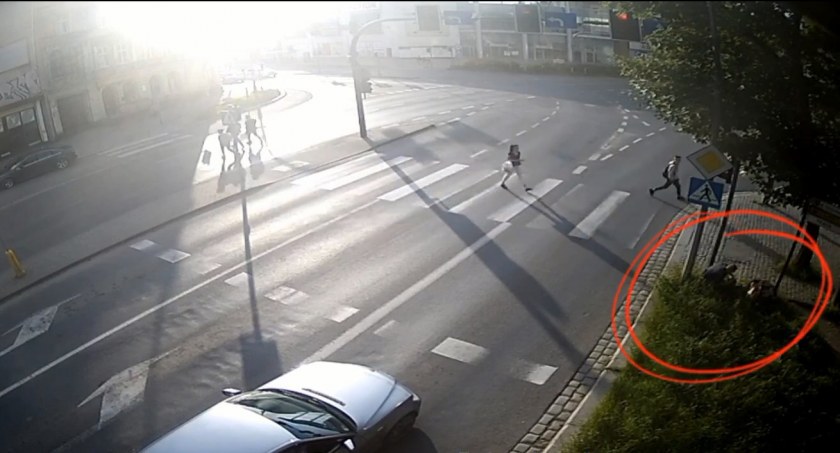 Policjanci uratowali życie mężczyźnie, który zasłabł  w centrum Legnicy