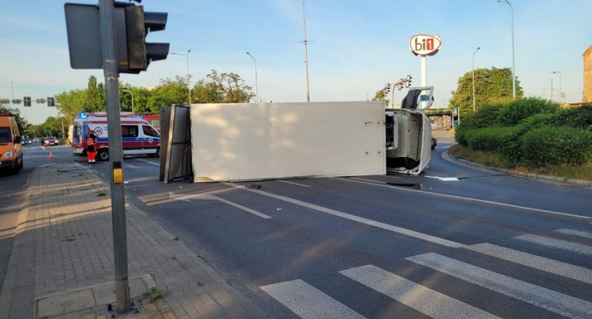 Przewrócona ciężarówka na skrzyżowaniu (AKTUALIZACJA)