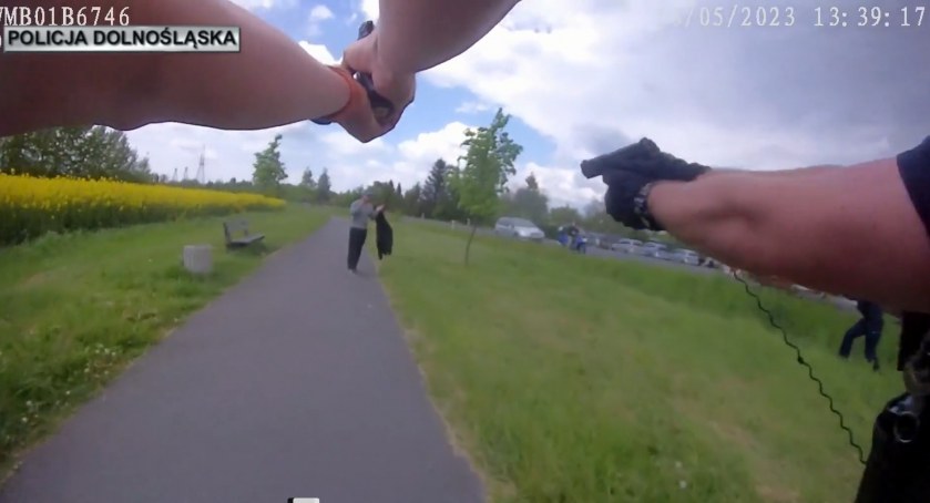 Pijany 22-latek chodził z pistoletem po drodze. Interweniowała policja