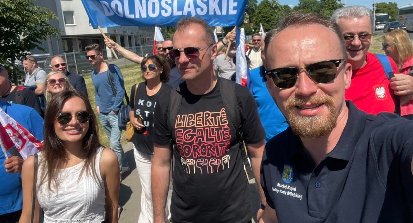 Legniczanie idą w Warszawie odzyskać wolną Polskę