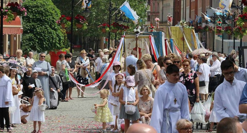 Boże Ciało - utrudnienia na drogach i trasy procesji
