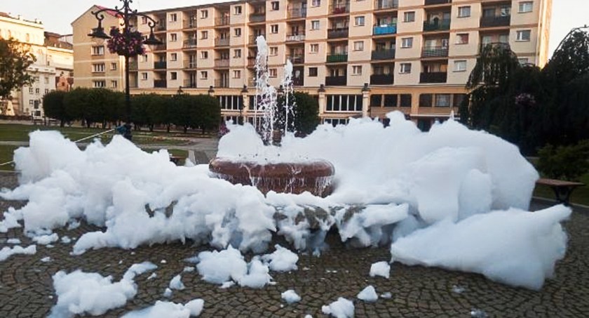 Nieznani sprawcy wrzucili środek chemiczny do fontanny w centrum miasta