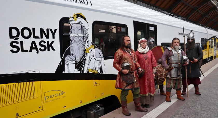 Wizerunki polskich władców na pociągach. Ich autorem jest legniczanin Piotr Wajs.
