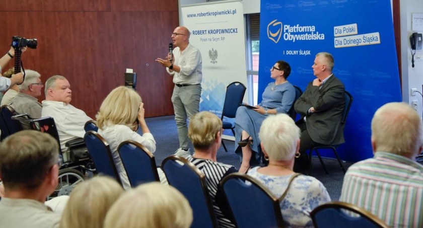 Platforma utrzymuje się przy piłce. Siemoniak w Legnicy