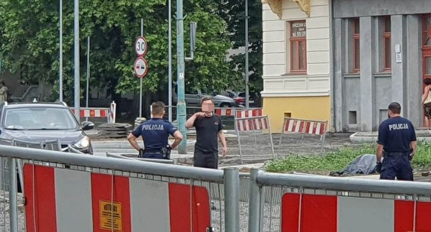 Mężczyzna z nożem przy szyi na budowie przy ul. Mickiewicza