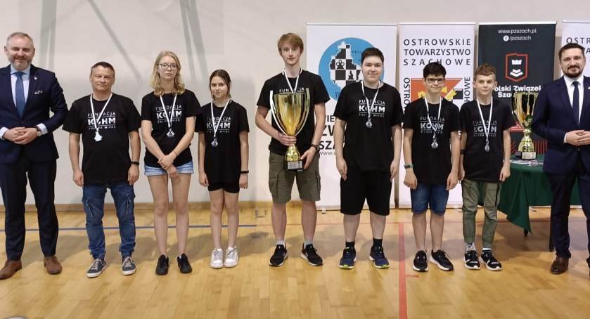 Szachiści Miedzi Legnica zdobyli srebrny medal i awansowali do I Ligi Juniorów