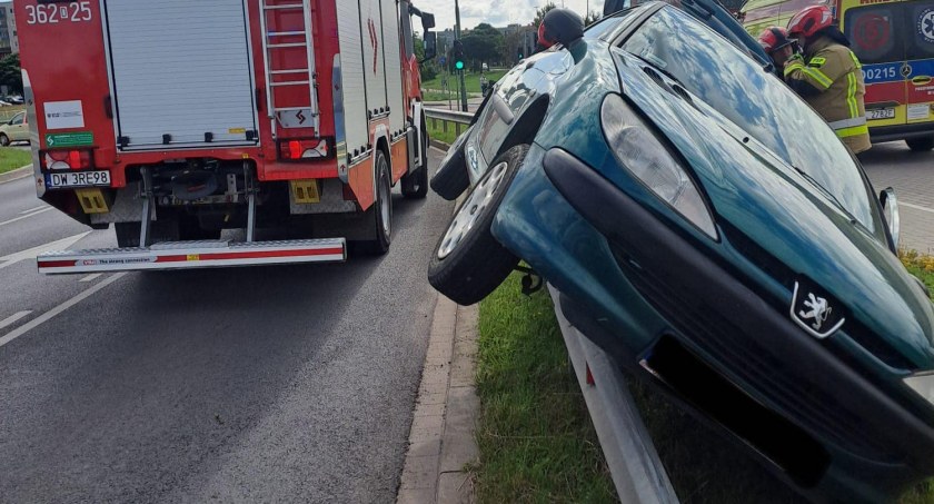 Samochód utknął na barierze energochłonnej
