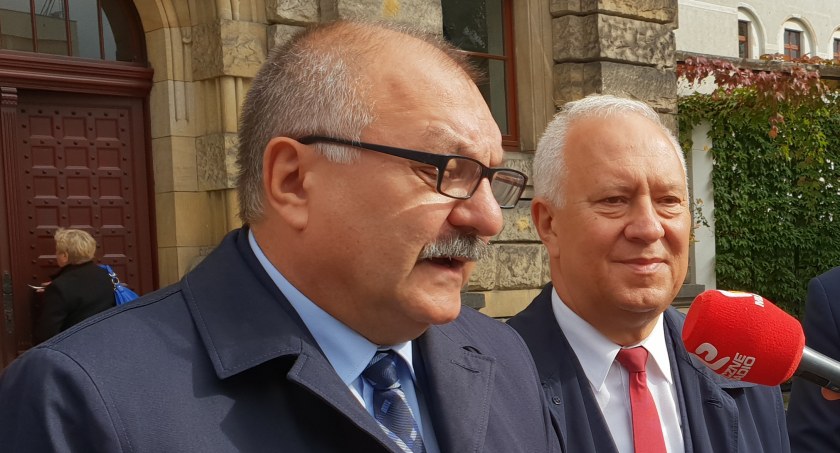 Marszałek ratuje teatr - założy 1,5 mln zł za Krzakowskiego