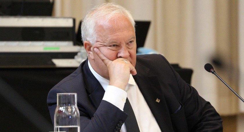 Tadeusz Krzakowski inwestuje zarobki w euro i dolary