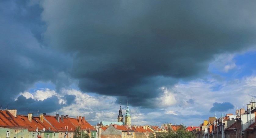Ostrzeżenie meteorologiczne dla Legnicy: burze, silny deszcz, grad