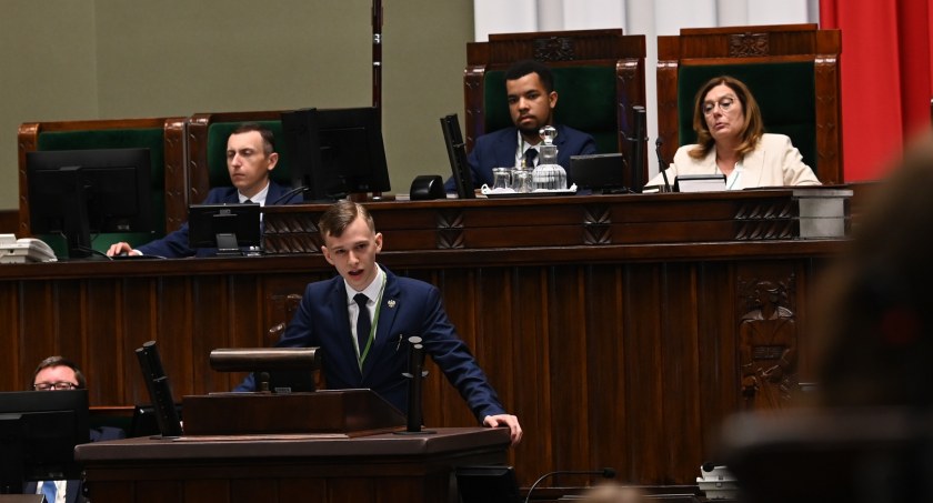 Młodzież skarży się na rządzących: Nasz głos jest uciszany i lekceważony
