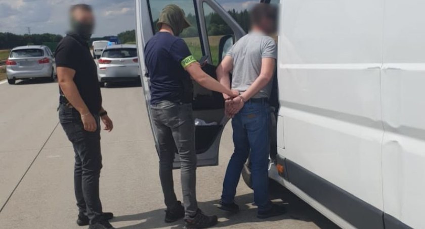 Akcja na autostradzie. Policja przejęła 1,2 mln lewych papierosów