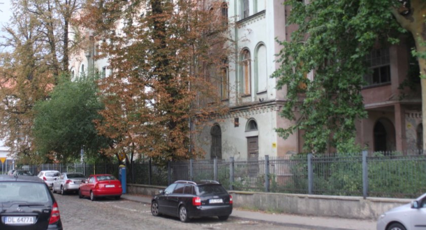 Browar zabierze miejsca parkingowe w centrum Legnicy