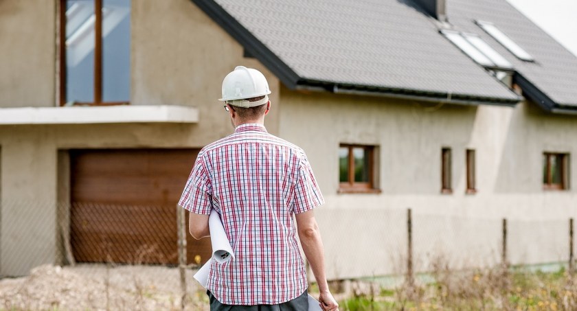 Przemyślana przestrzeń: porównanie domów z piwnicą i parterowych z możliwością adaptacji poddasza